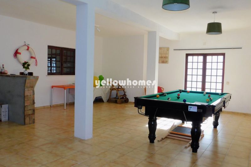 Espaçosa e tradicional moradia V5 perto dos Olhos de Agua